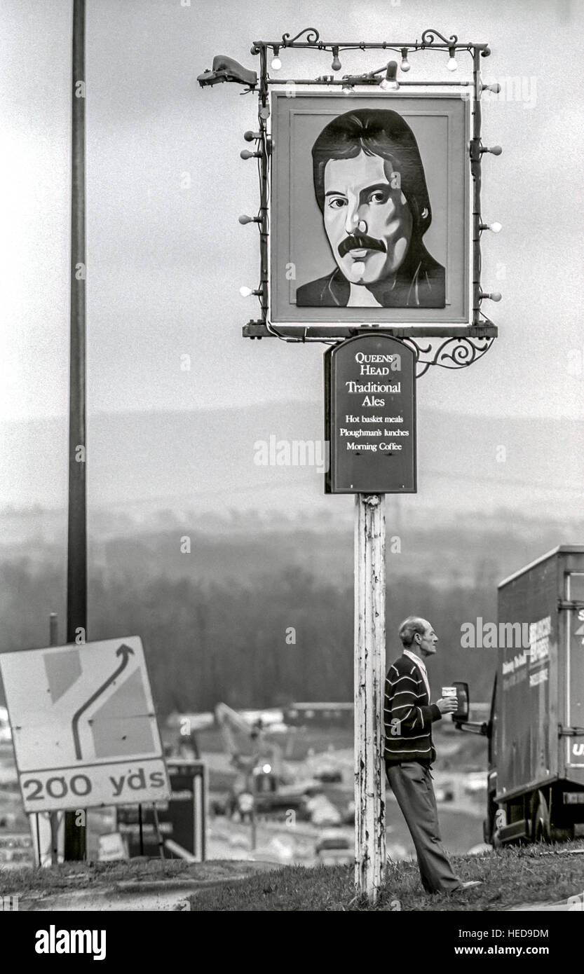 La testa della regina pub di Bolney, con il loro nuovo pub segno, che mostra una foto del cantante dei Queen Freddie Mercury. Foto Stock