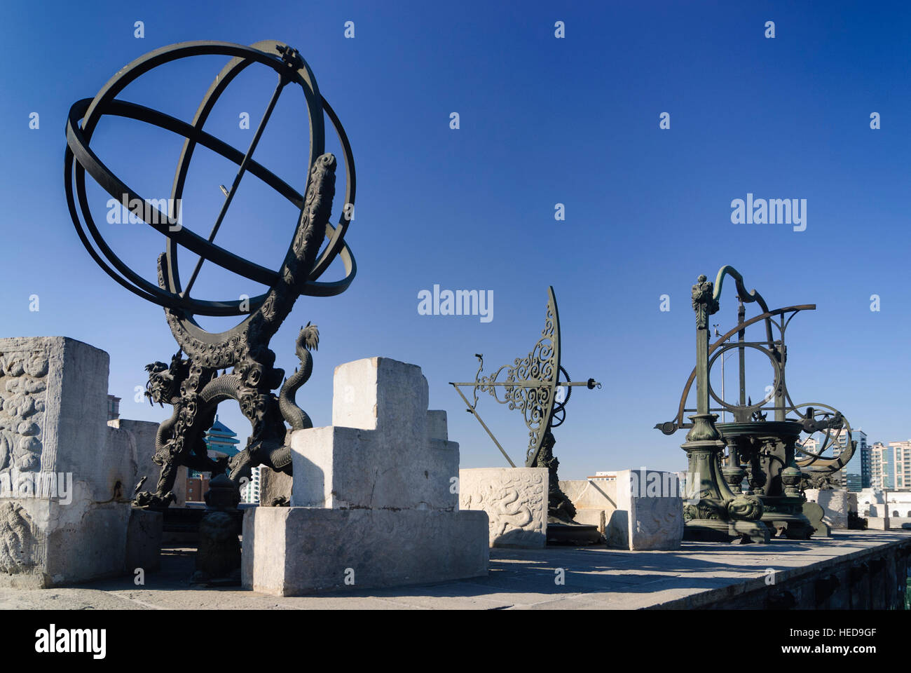 Pechino: Vecchio osservatorio; strumenti astronomici, Pechino, Cina Foto Stock