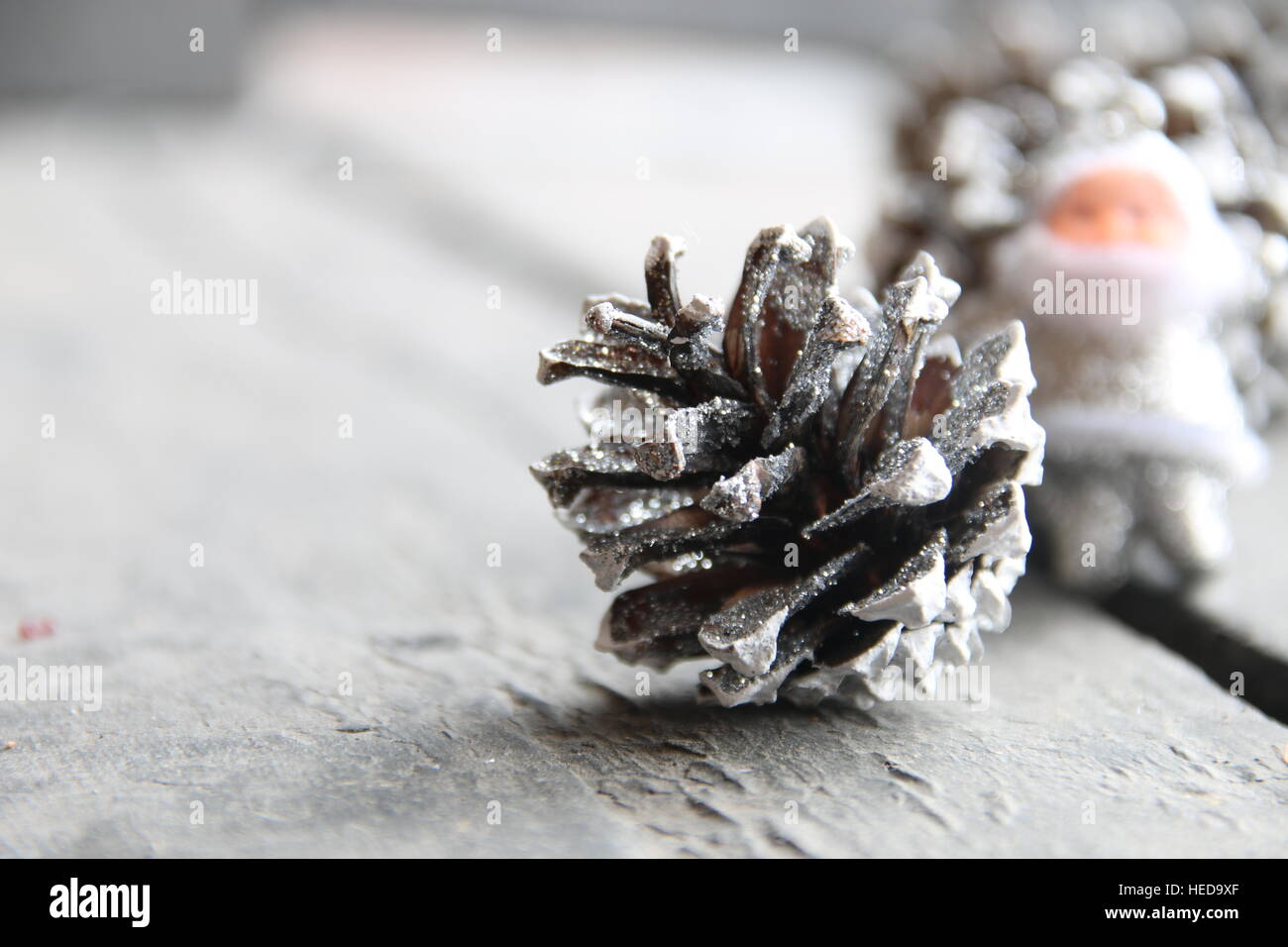 Decorazione di natale con coni di abete e Babbo Natale Foto Stock