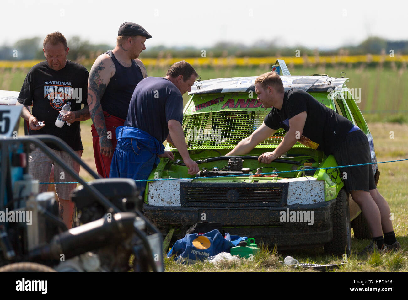 Romney Marsh, Kent, Regno Unito. 8 Maggio, 2016. Round 3 del Autograss racing tournament a Ivychurch Race Track. Invicta Kent. Foto Stock