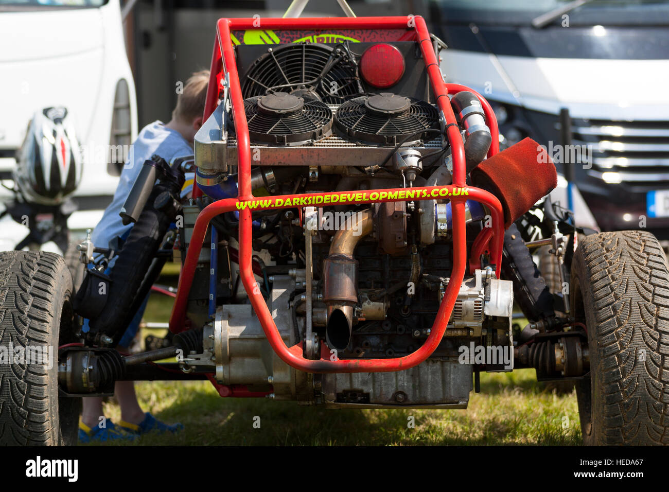 Un giovane ragazzo coetanei nel cockpit di un'erba auto racing car a Ivychurch race track, kent, Regno Unito Foto Stock