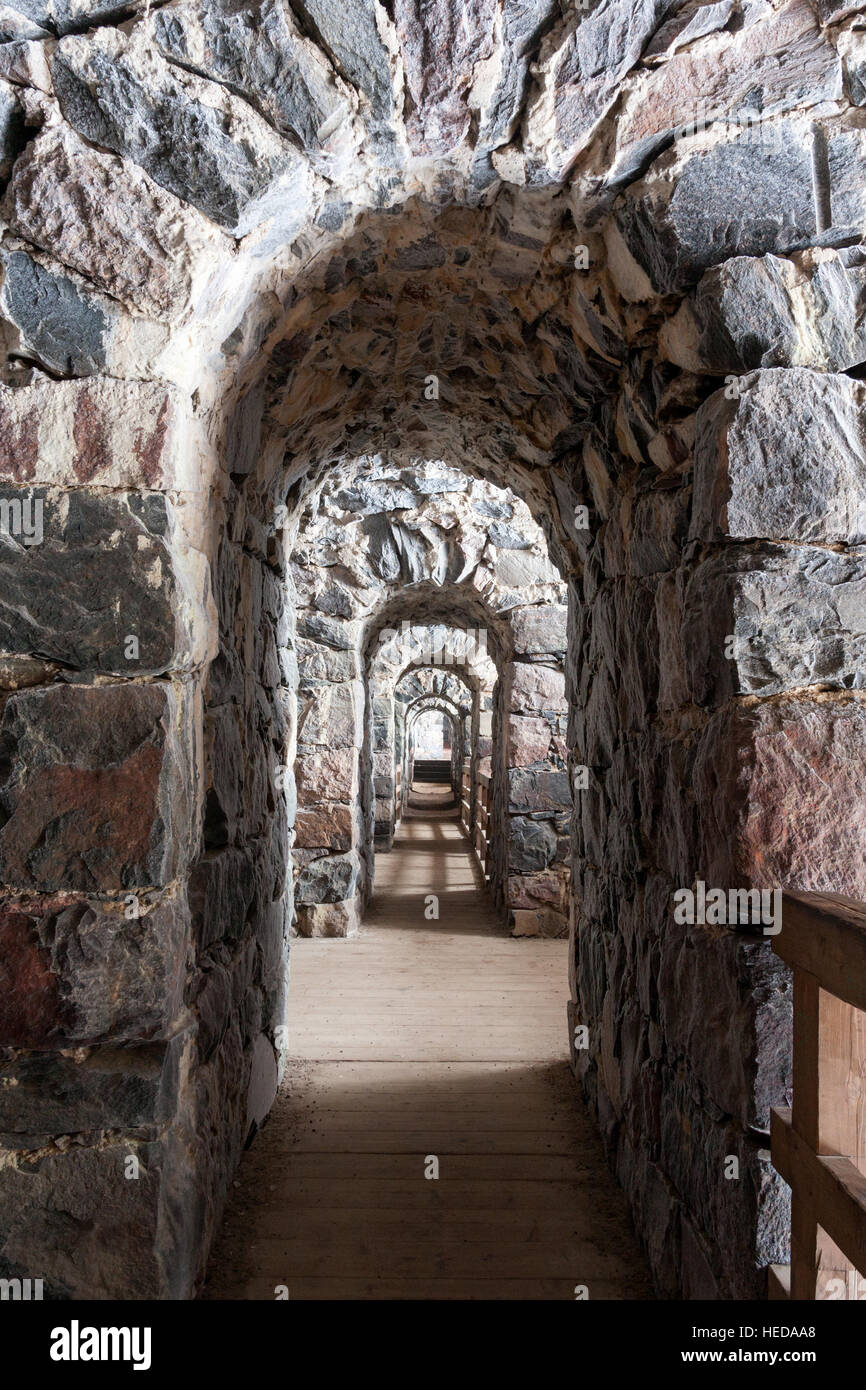 Corridoio in una delle linee di difesa della Fortezza di Suomenlinna, Helsinki, Finlandia. Foto Stock