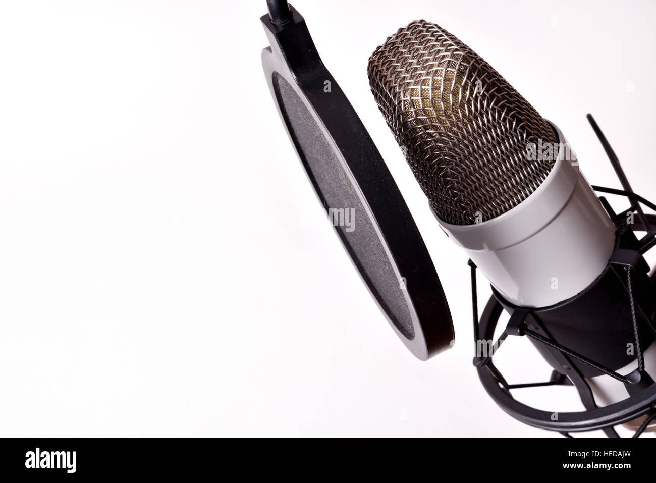 Close up studio microfono a condensatore con filtro pop e anti-vibrazione isolata per montaggio su bianco. Vista in elevazione Foto Stock