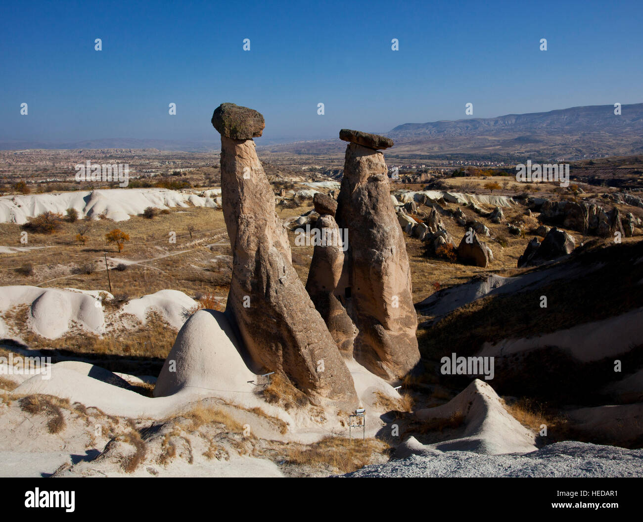 Le tre Grazie in Cappadocia, Anatolia, Turchia. Queste formazioni rocciose sono noti come Camini di Fata e sono creati da erosione. Foto Stock