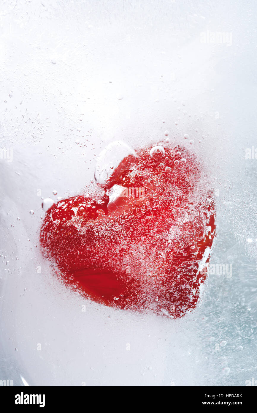 Cuore congelato in un blocco di ghiaccio Foto Stock