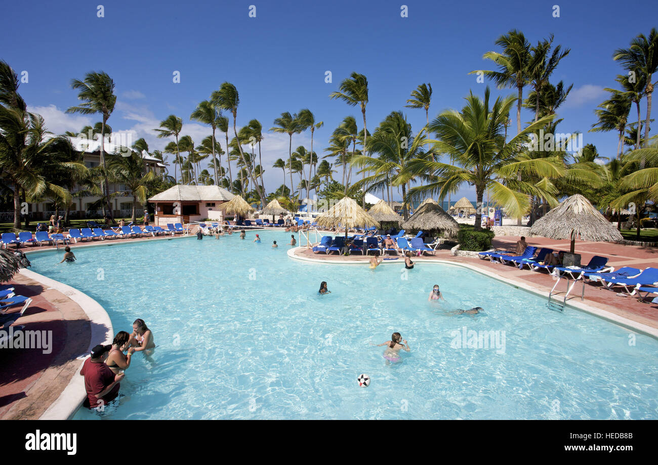 I turisti presso la piscina al Grand Oasis Resort per vacanze in Punta Cana Repubblica Dominicana, dei Caraibi Foto Stock