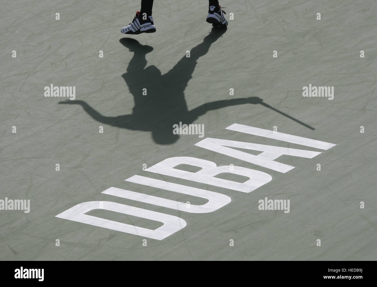 Ombra di un giocatore di tennis e Dubai scritta presso la Barclays Dubai Tennis campionati, ATP torneo di tennis Foto Stock