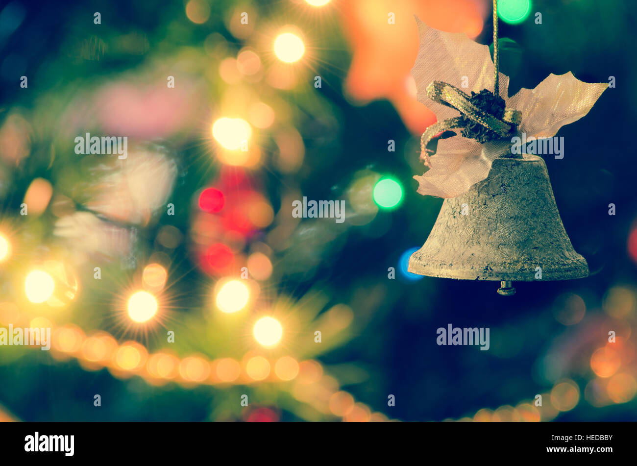 Jingle Bell, albero di Natale rami con sfondo sfocato. Foto Stock