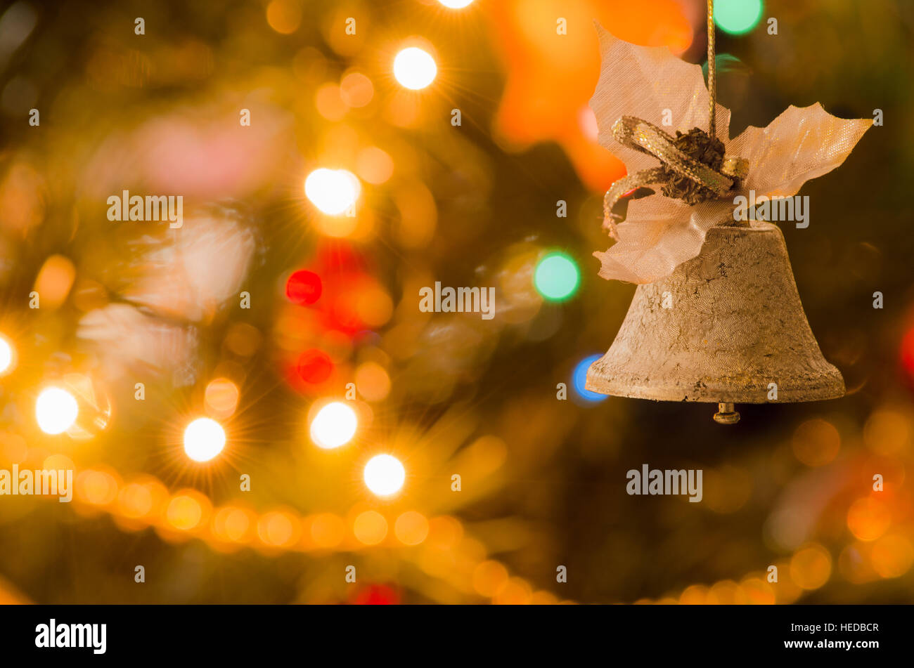 Jingle Bell, albero di Natale rami con sfondo sfocato. Foto Stock