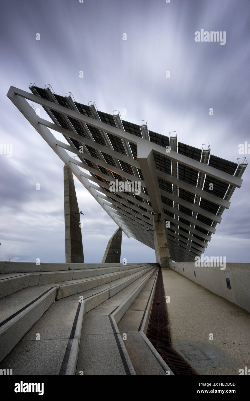Grandi pannelli solari array in Port Forum, Barcellona, Spagna Foto Stock
