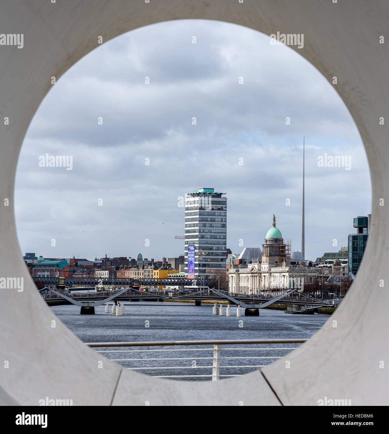 I punti di riferimento di Dublino attraverso il fiume Liffey a Dublino, Irlanda. Foto Stock