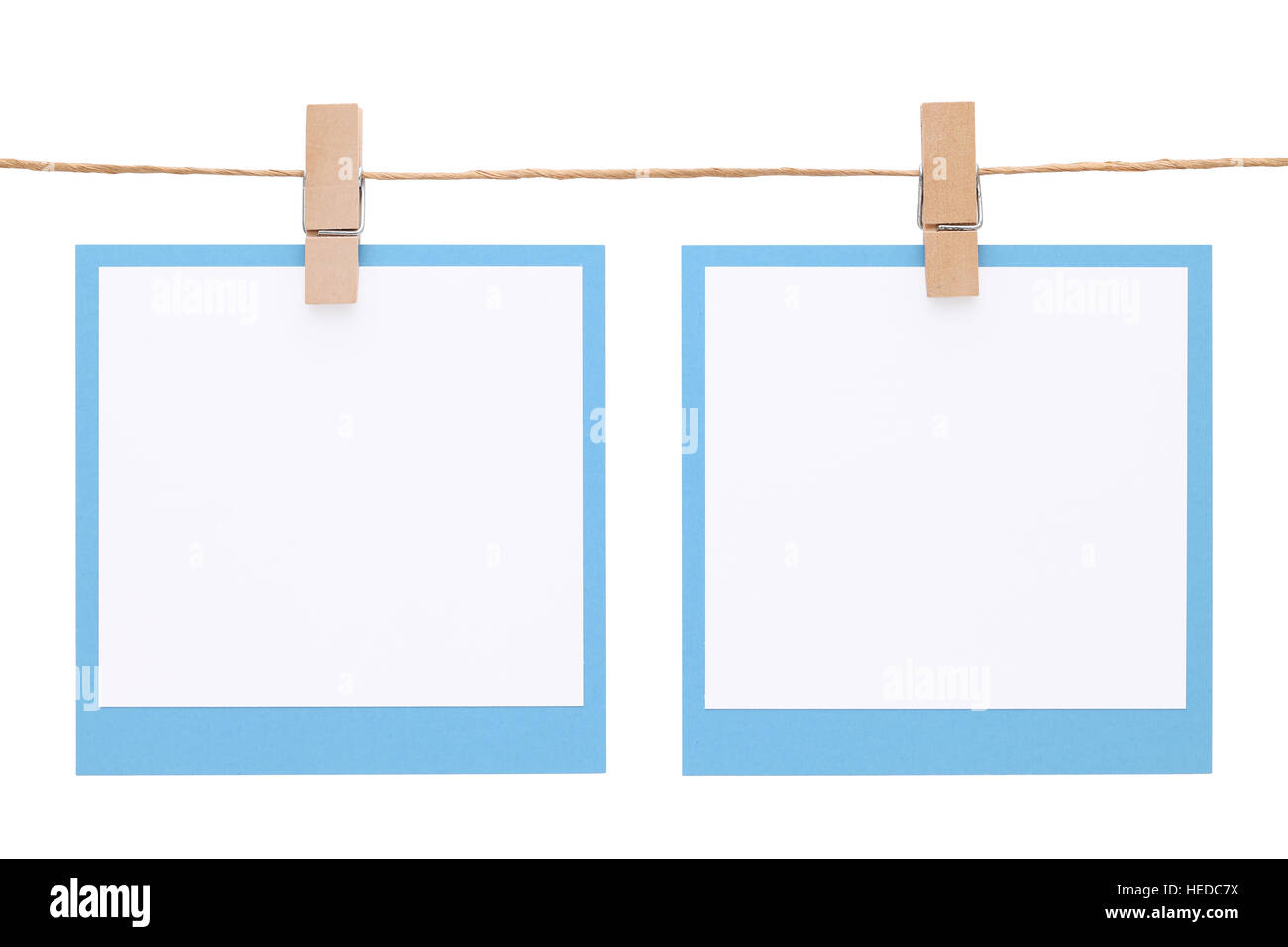 Blank Foto istantanea appeso sulla corda con clothespin isolati su sfondo bianco Foto Stock