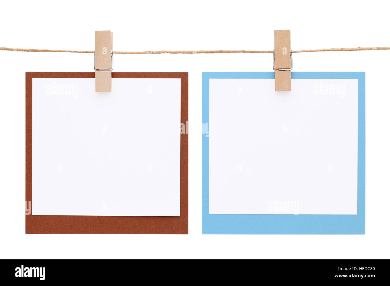 Blank Foto istantanea appeso sulla corda con clothespin isolati su sfondo bianco Foto Stock