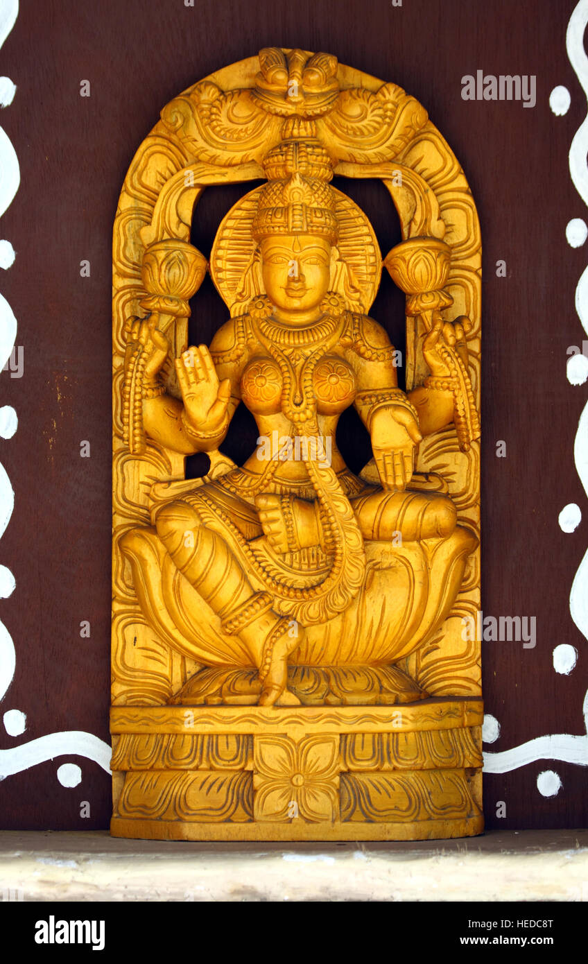 Statua in legno della dea Indù Lakshmi Foto Stock