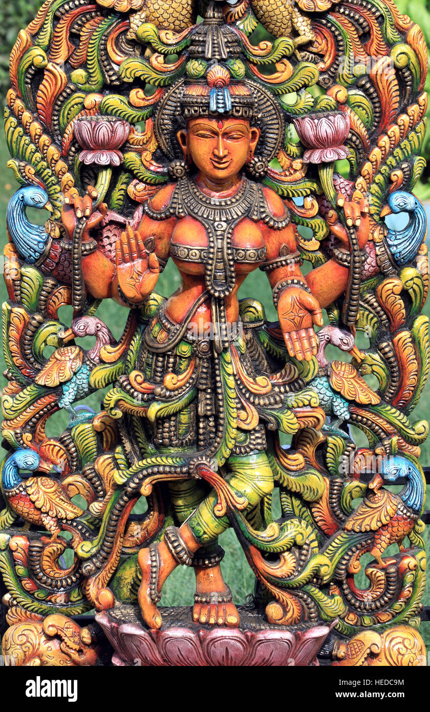 Statua in legno della dea Indù Lakshmi Foto Stock