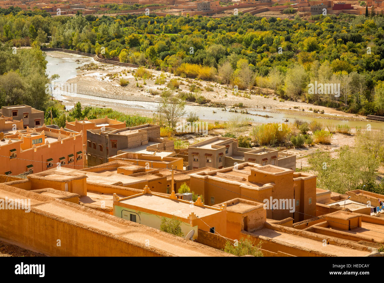 Vista della vallata con la città boulmane dades in Marocco Foto Stock