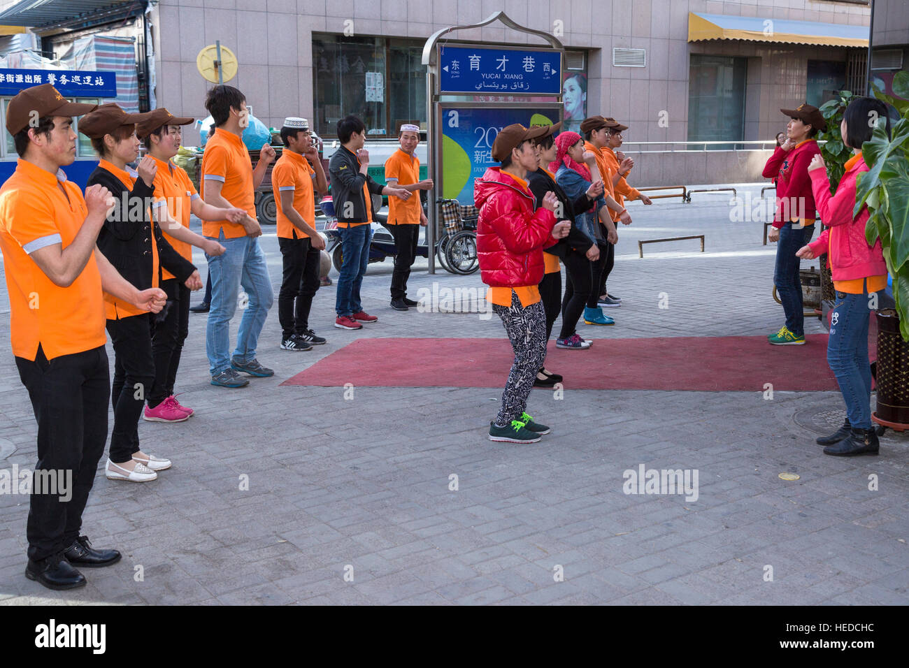 Il personale del ristorante esercizio prima del lavoro, Yinchuan, Ningxia, Cina Foto Stock