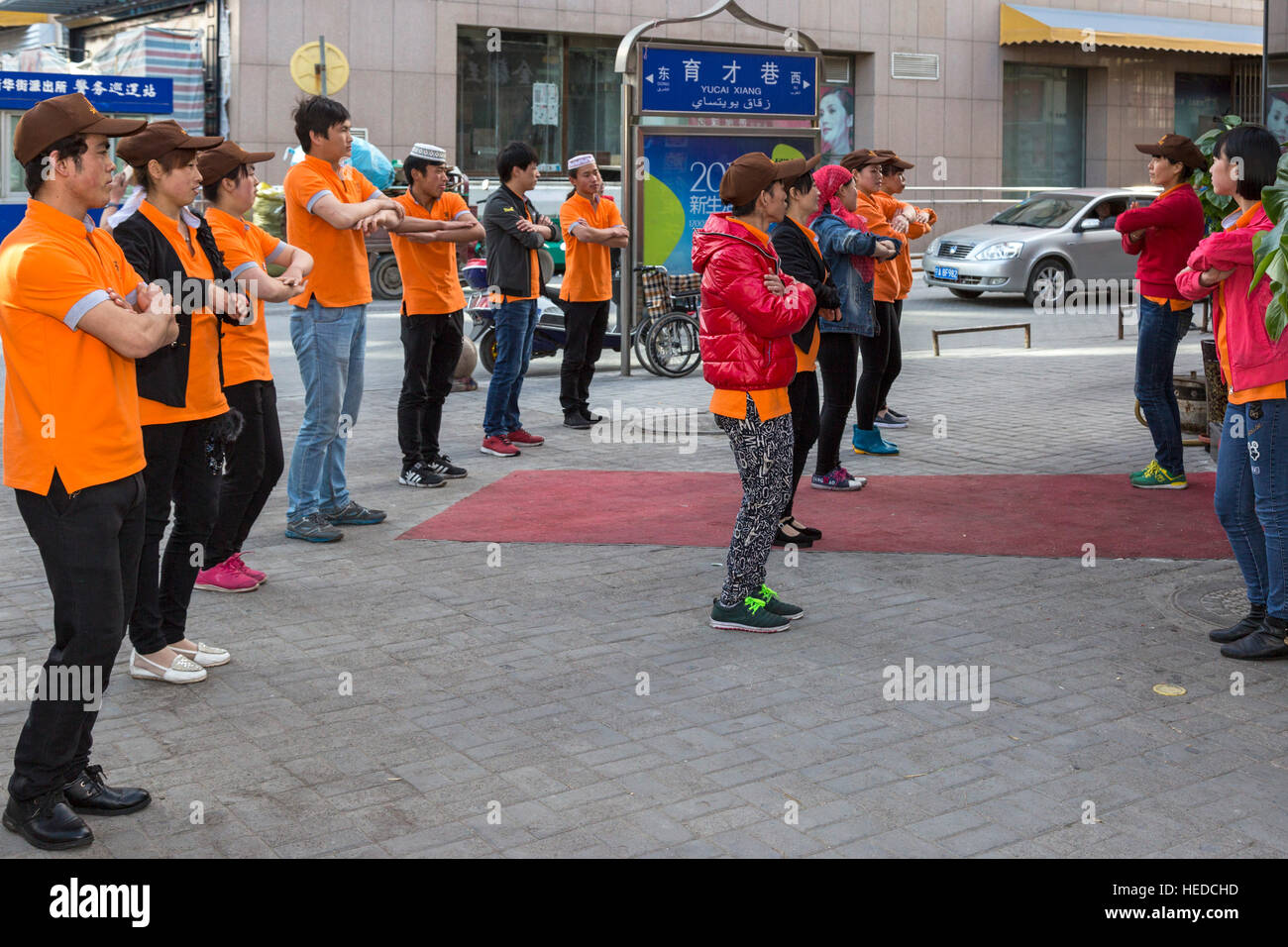 Il personale del ristorante esercizio prima del lavoro, Yinchuan, Ningxia, Cina Foto Stock
