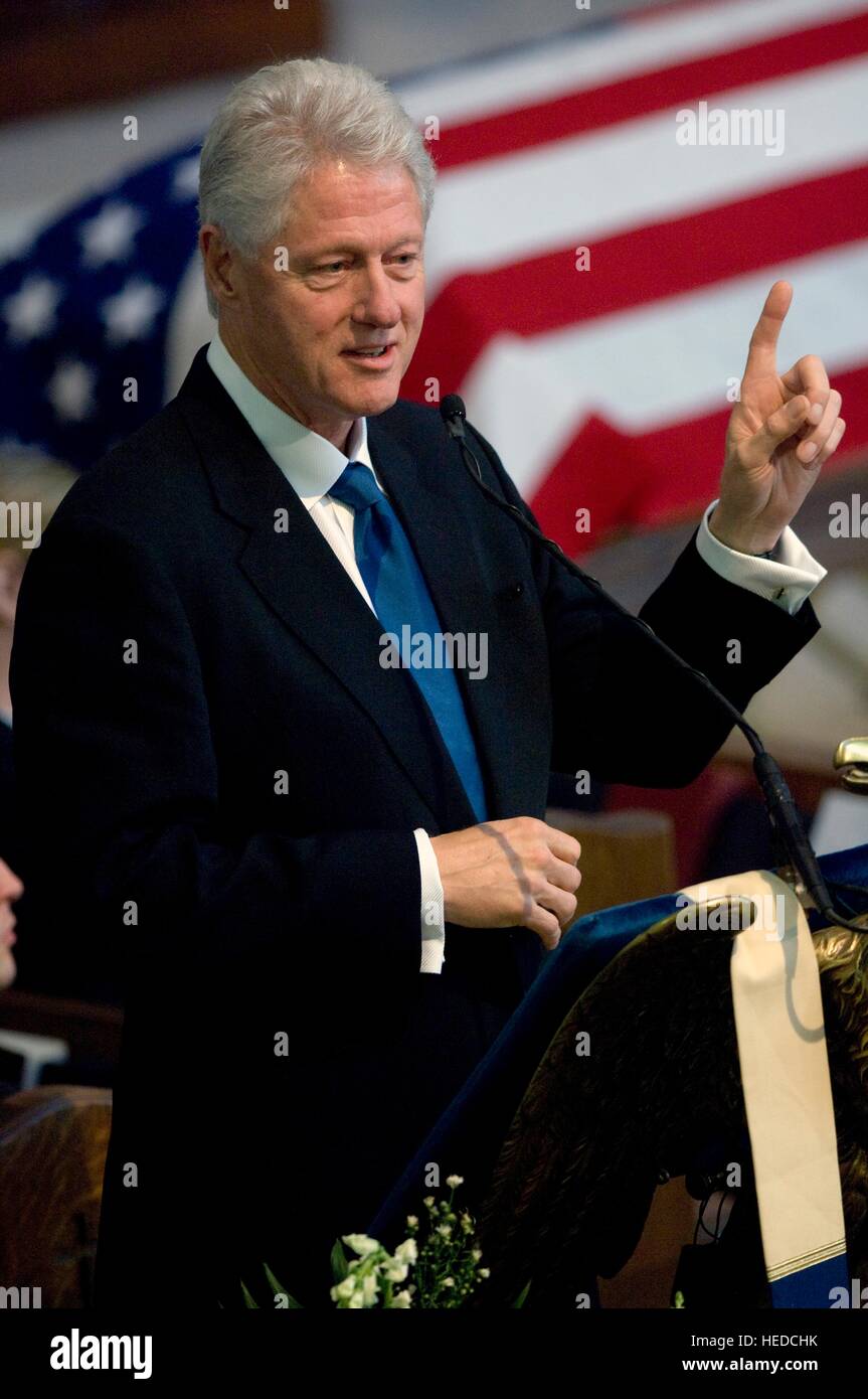 Ex U.S. Il presidente Bill Clinton offre un elogio per il giunto di ex Capi di Stato Maggiore presidente William Crowe durante il suo memoriale di servizio presso l'U.S. Naval Academy Ottobre 31, 2007 in Annapolis, Maryland. Foto Stock