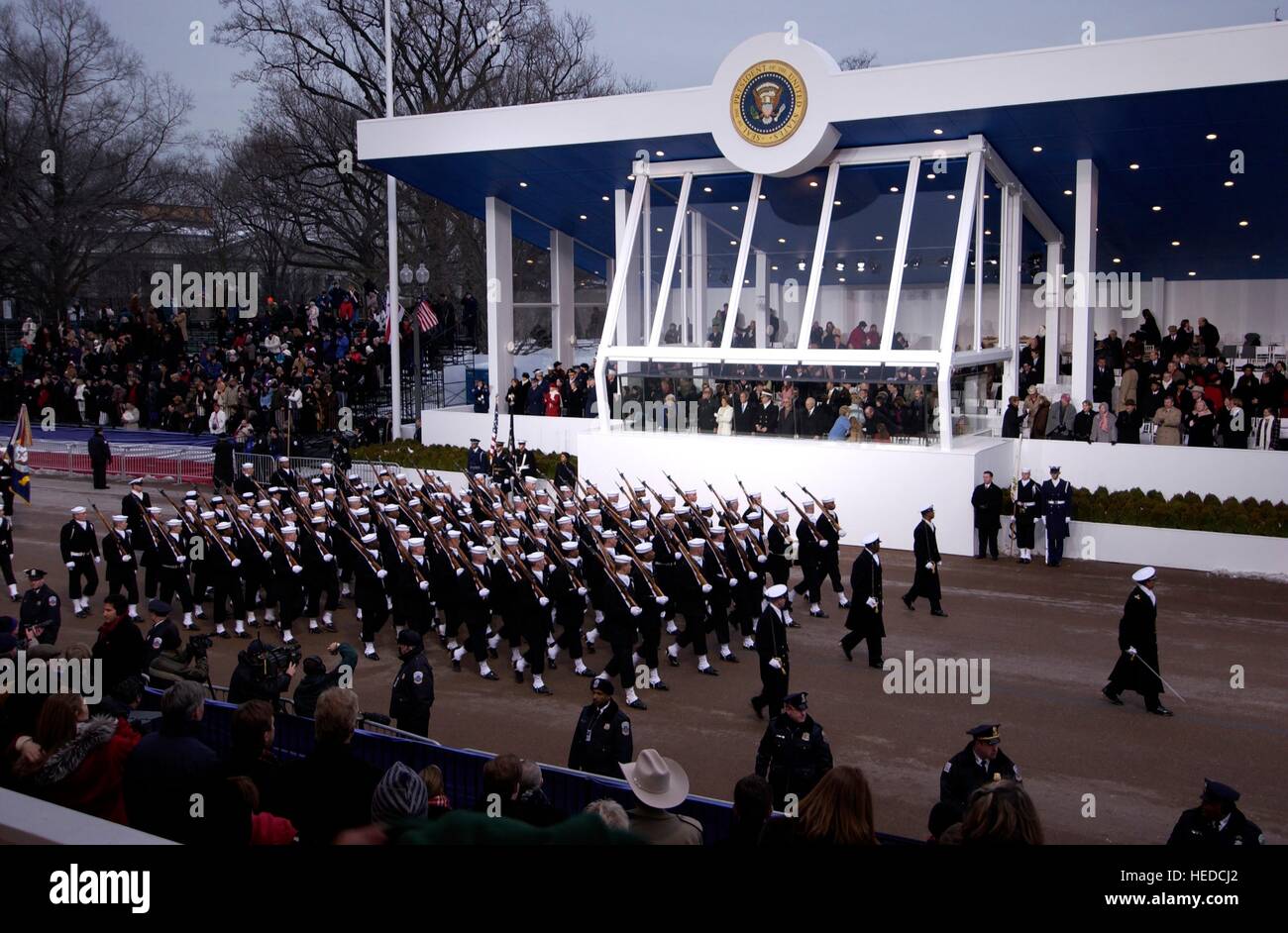 Gli Stati Uniti Navy cerimoniale di guardia d'onore marche nella parte anteriore di U.S. Il Presidente George W Bush durante la sua seconda inaugurazione presidenziale cerimonia e presidenziale Parata inaugurale presso l'U.S. Capitol Gennaio 20, 2005 a Washington, DC. Foto Stock