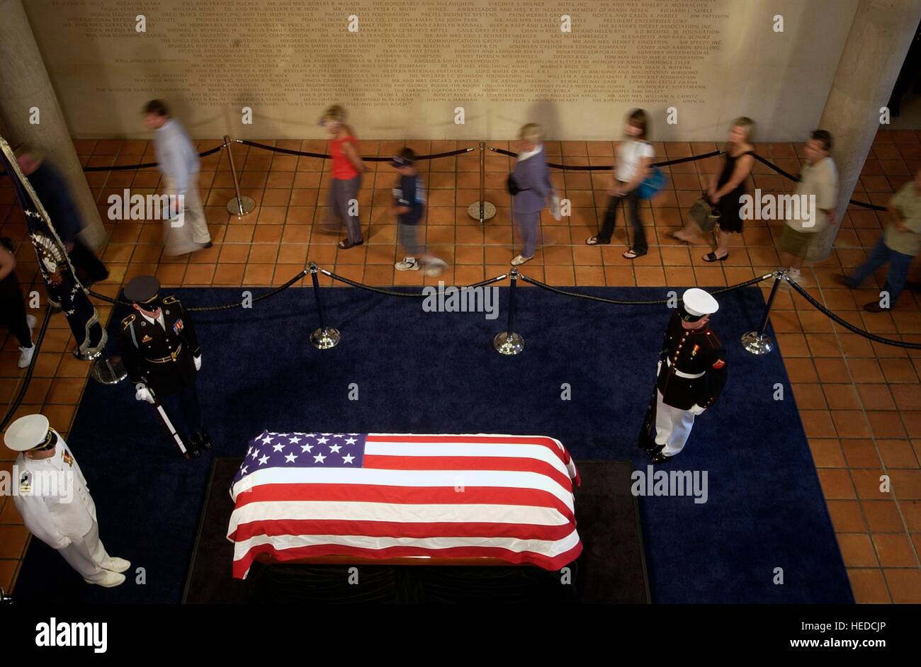 Lutto in file e a turno per pagare i loro rispetti a scrigno degli ex stati uniti Il Presidente Ronald Reagan durante un funerale di stato a Ronald Reagan Presidential Library rotunda Giugno 7, 2004 in Simi Valley, California. Foto Stock