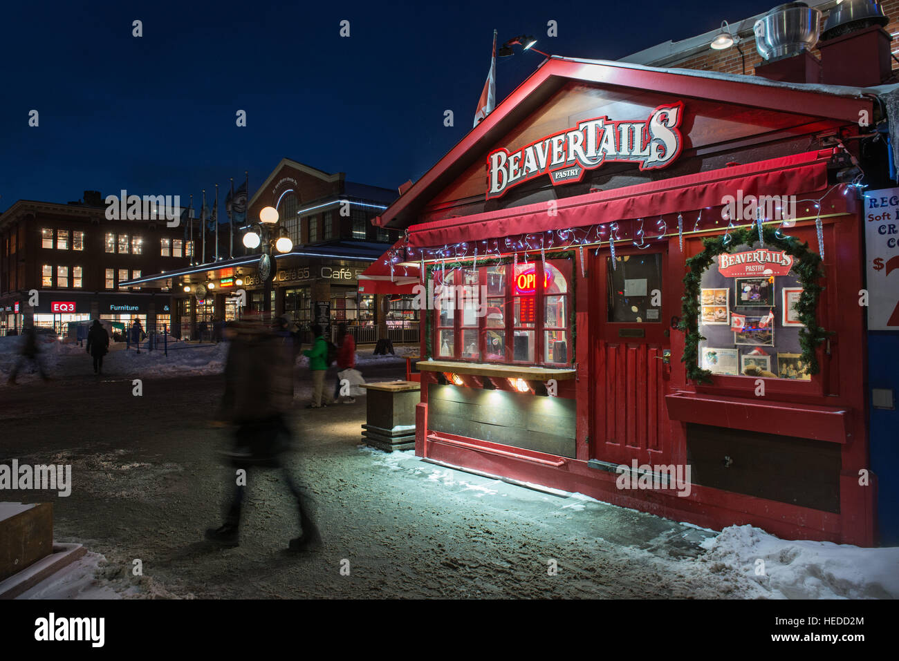 Vista notturna lungo Georges Street di Beavertails pasticceria e Byward Market, Ottawa Foto Stock