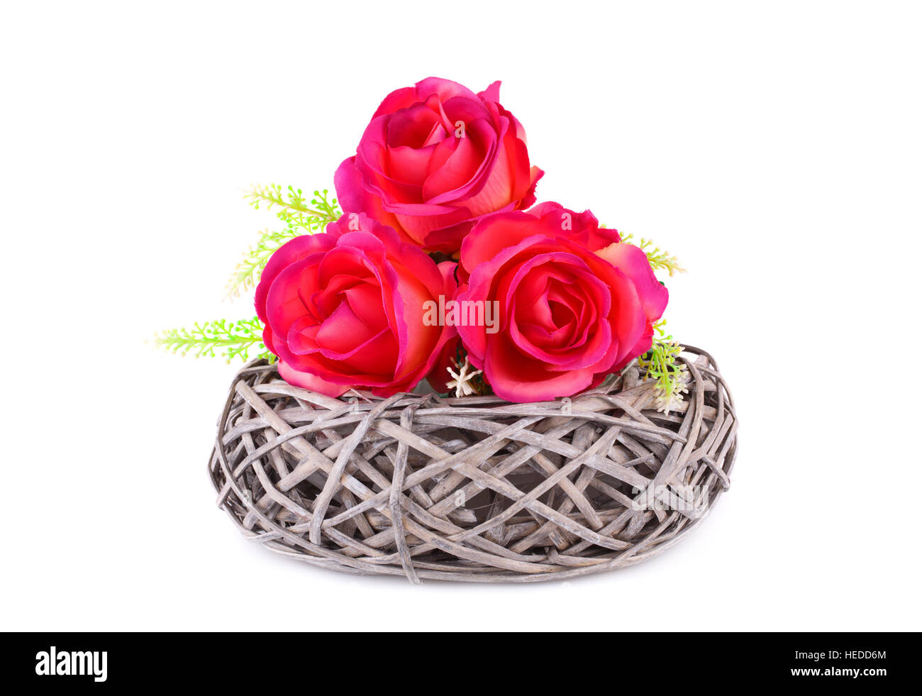 Red rose di stoffa in vaso isolato su sfondo bianco. Foto Stock