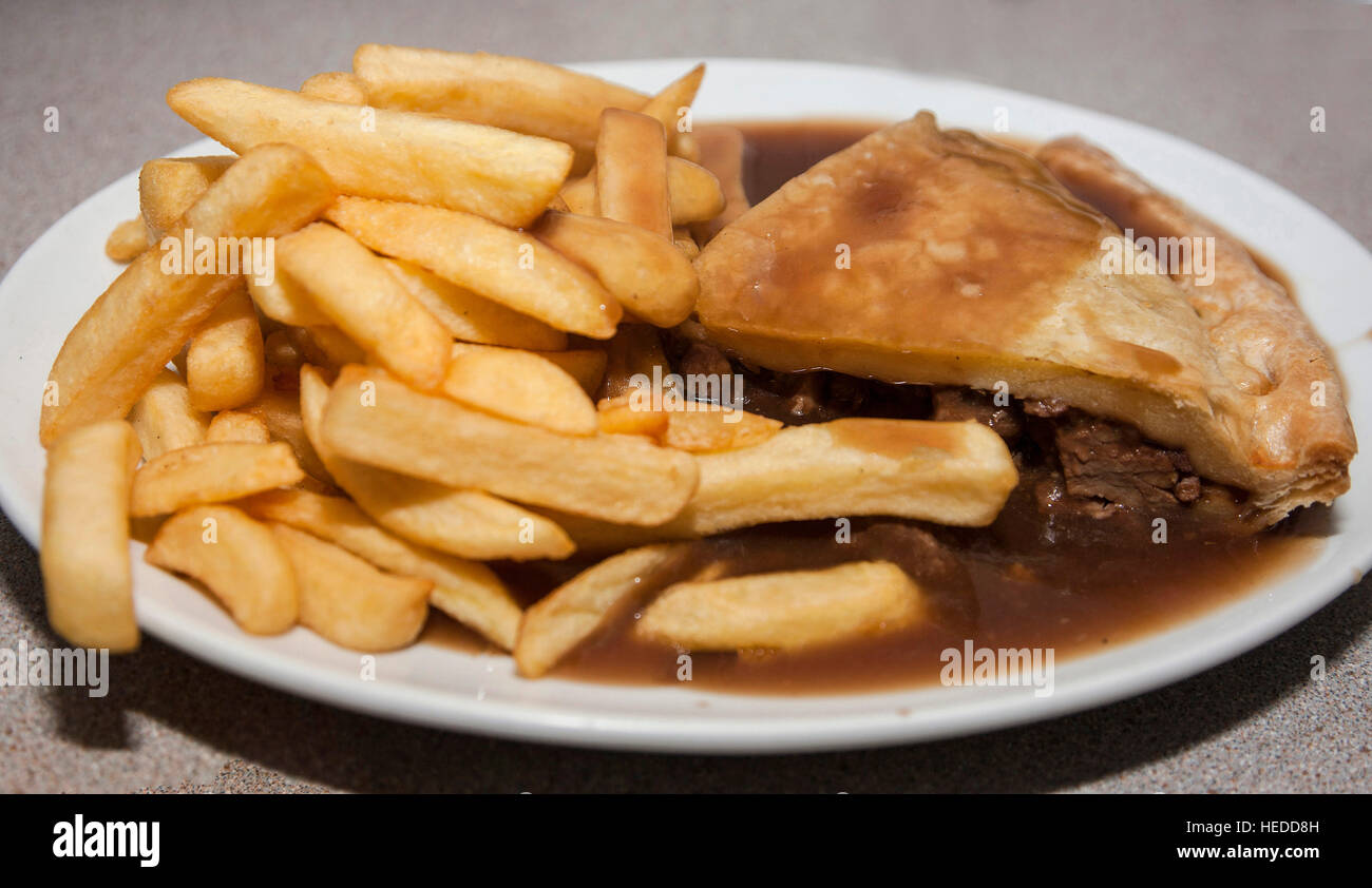 Steak Pie, patatine e salsa Foto Stock