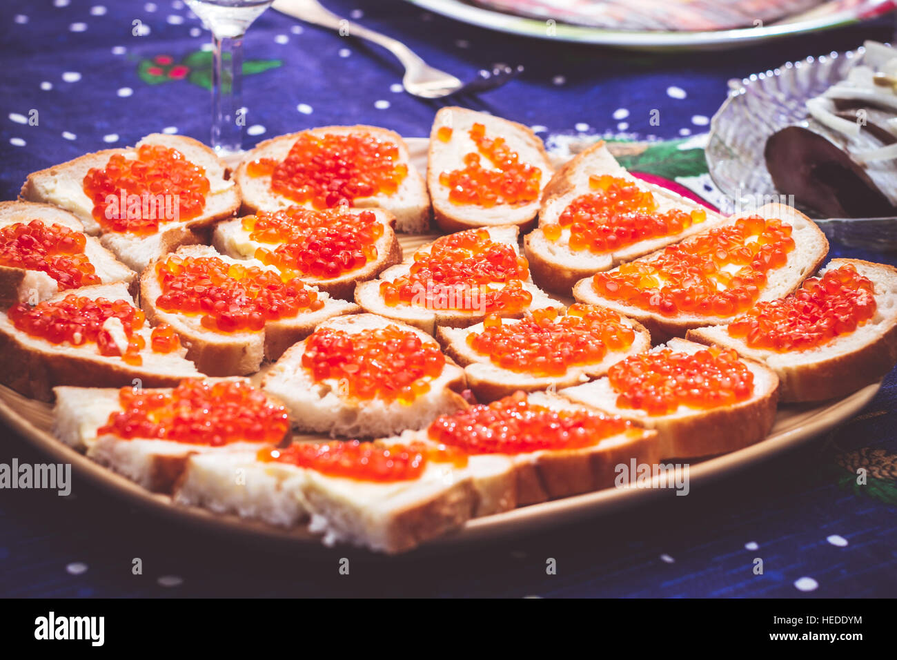 Sandwich con caviale rosso su bianco pane. Festa di Natale la tabella con i rinfreschi per festeggiare il nuovo anno. Messa a fuoco selettiva su Foto Stock