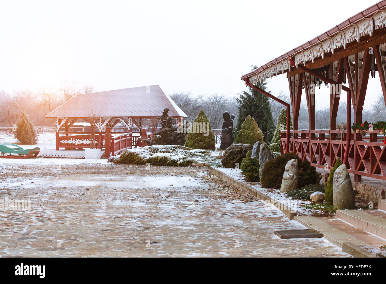 Campagna lituana, nevoso inverno. Baltic architettura rustica con case in legno, parco paesaggistico e ristorante di tradizionale cucina Lituana Foto Stock