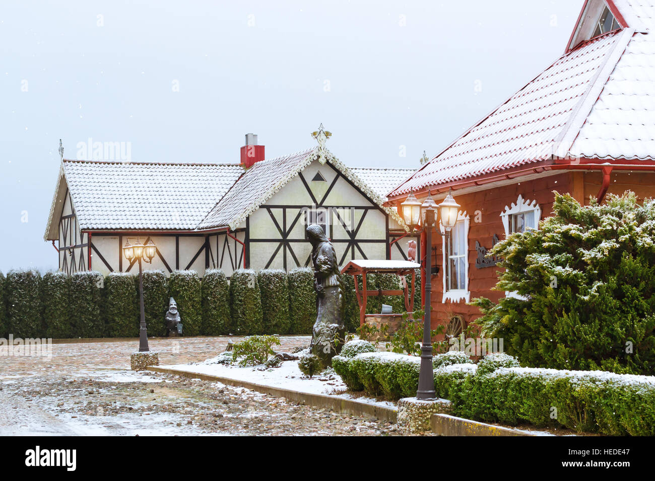 Campagna lituana, nevoso inverno. Baltic architettura rustica con case in legno, parco paesaggistico e ristorante di tradizionale cucina Lituana Foto Stock