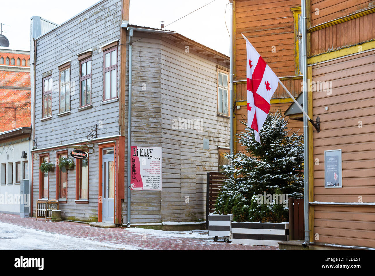 Parnu, Estonia - 10 Gennaio 2016: diversità architettonica nel centro del resort Estone città Parnu. Legno storico edifici e attrazioni. La Georgia Foto Stock