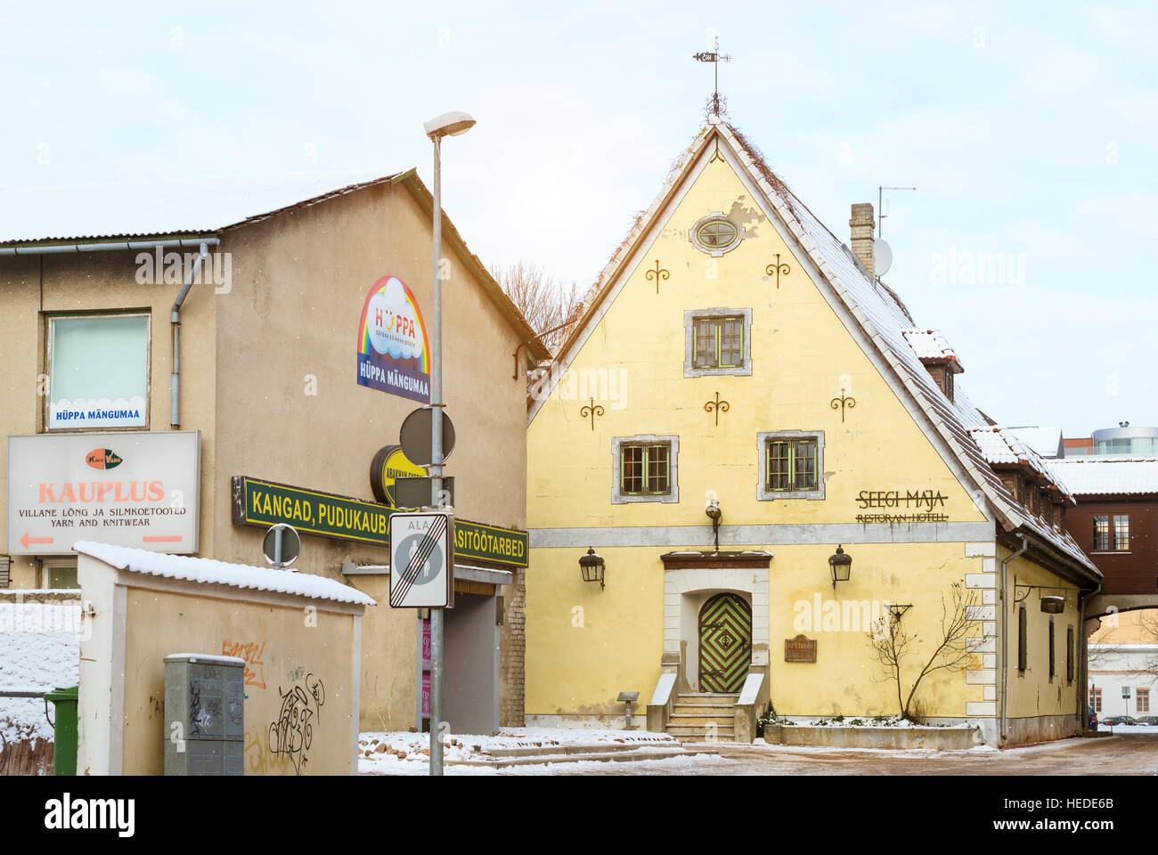 Parnu, Estonia - 10 Gennaio 2016: diversità architettonica nel centro del resort Estone città Parnu. Giallo lapidato vecchio hotel Seeg Foto Stock