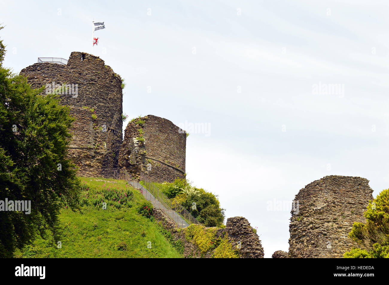 Vista di Launceston Castle Cornovaglia dal fondo della collina Foto Stock