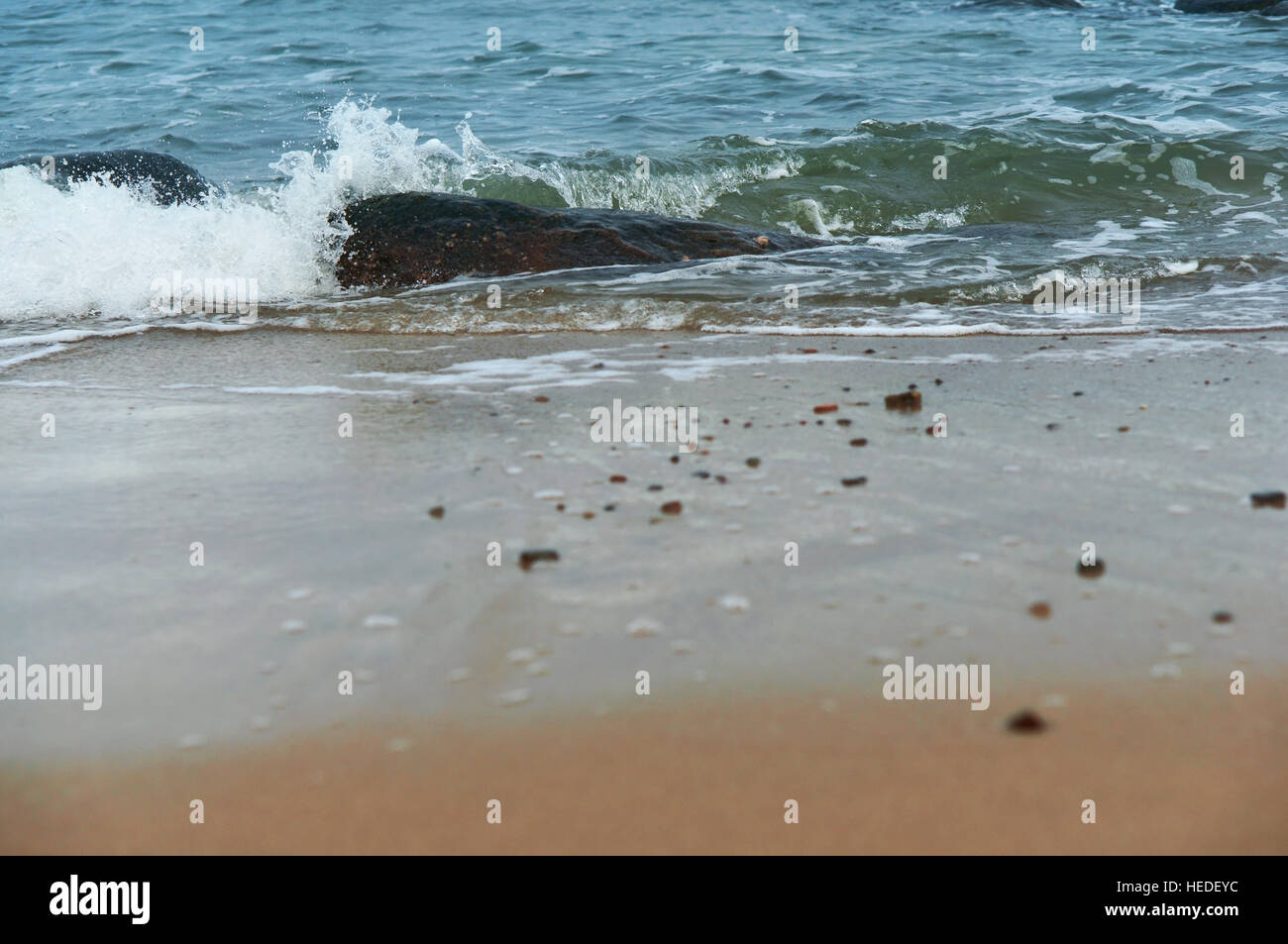 Sea Wave costa del Mar Baltico, mare blu, battito delle onde sugli scogli Foto Stock