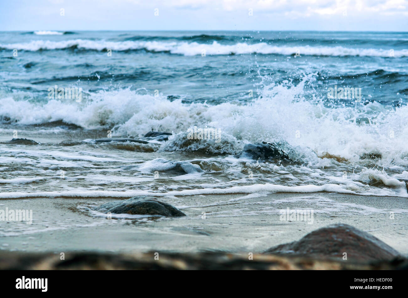 Sea Wave costa del Mar Baltico, mare blu, battito delle onde sugli scogli Foto Stock