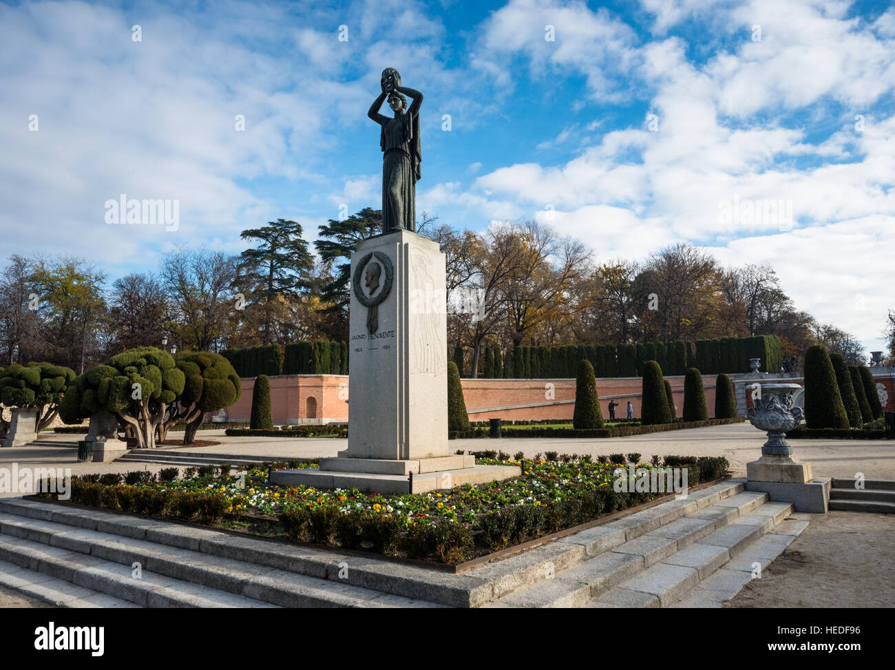 Statua in memoria del vincitore del Premio Nobel autore e drammaturgo Jacinto Benavente, nel Parco del Retiro di Madrid, Spagna. Foto Stock