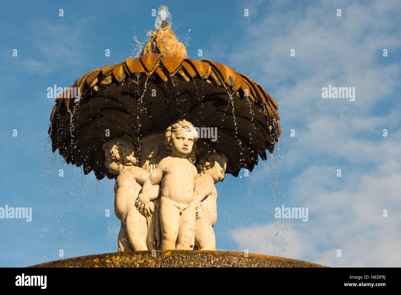 Amorini sulla Fontana di carciofo, nel Parco del Retiro di Madrid, Spagna. Fu costruito nel 1781 dall'architetto Ventura Rodriguez. Foto Stock