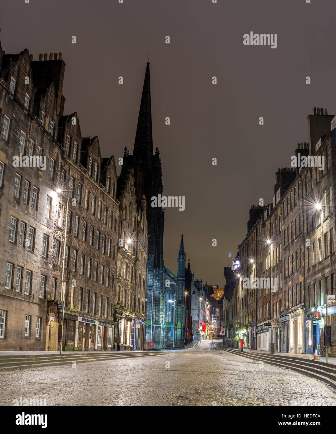 Edinburgh, Scotalnd, Regno Unito - 14 Novembre 2016: Lawnmarket Street di Edimburgo di notte Foto Stock