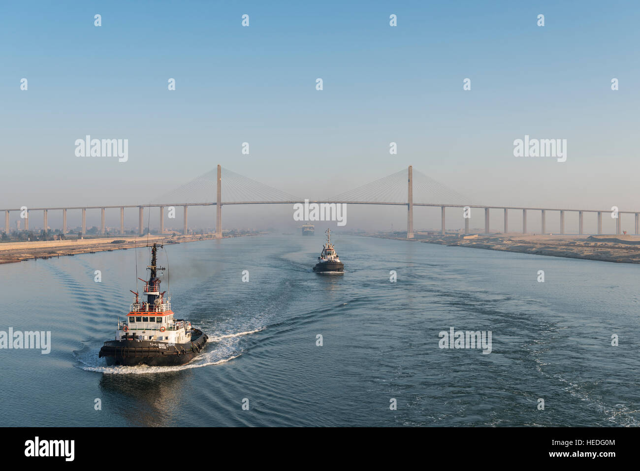 Barche rimorchiatore passare il Canale di Suez Ponte a El Qantara, Egitto Foto Stock