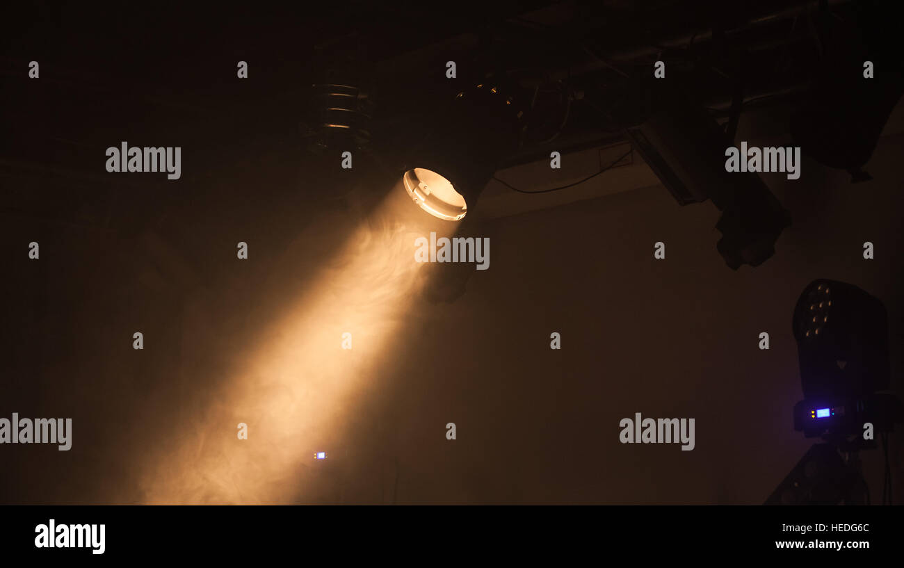 Ray di scenic spot luce nel buio fumoso sfondo, stadio di apparecchiature di illuminazione Foto Stock