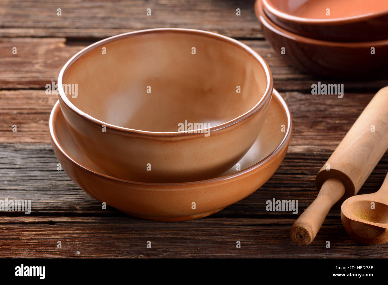 Vuoto ciotole di terracotta sul tavolo della cucina Foto stock - Alamy