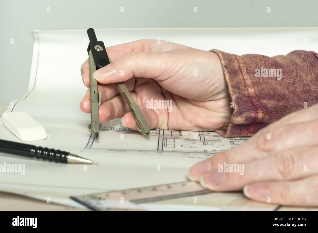 Architetto mani tenendo il divisore e righello mentre si lavora su ingegneria edile progetto blueprint. Il concetto di costruzione. Foto Stock