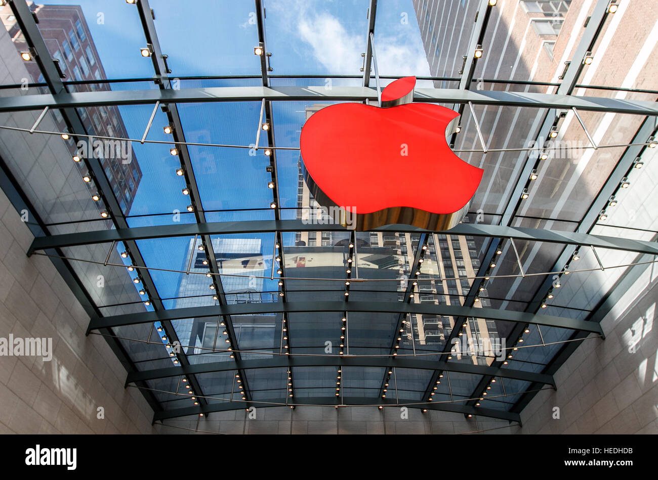 Grande logo Apple all'interno dell'Apple Store su Broadway e West 67th Street è illuminato in rosso. Foto Stock