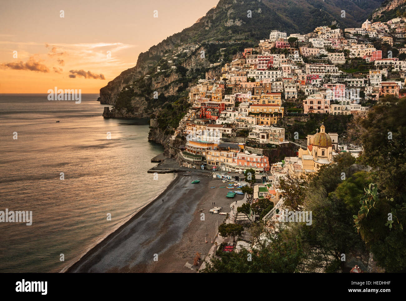 Vista aerea del villaggio di Positano al tramonto lungo la bellissima Costiera Amalfitana, Italia. Foto Stock