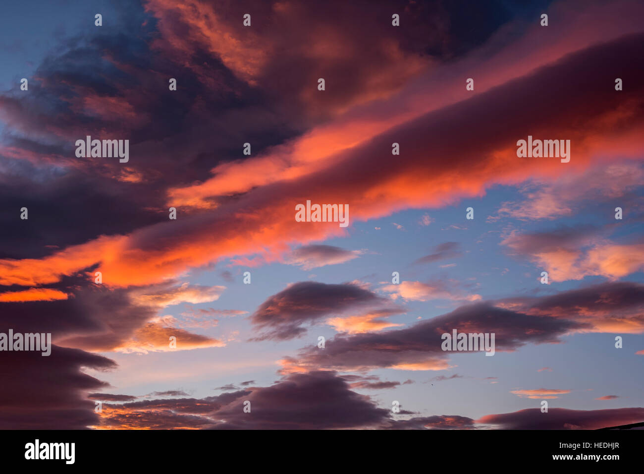 Il sole di mezzanotte e le nuvole, Islanda Foto Stock