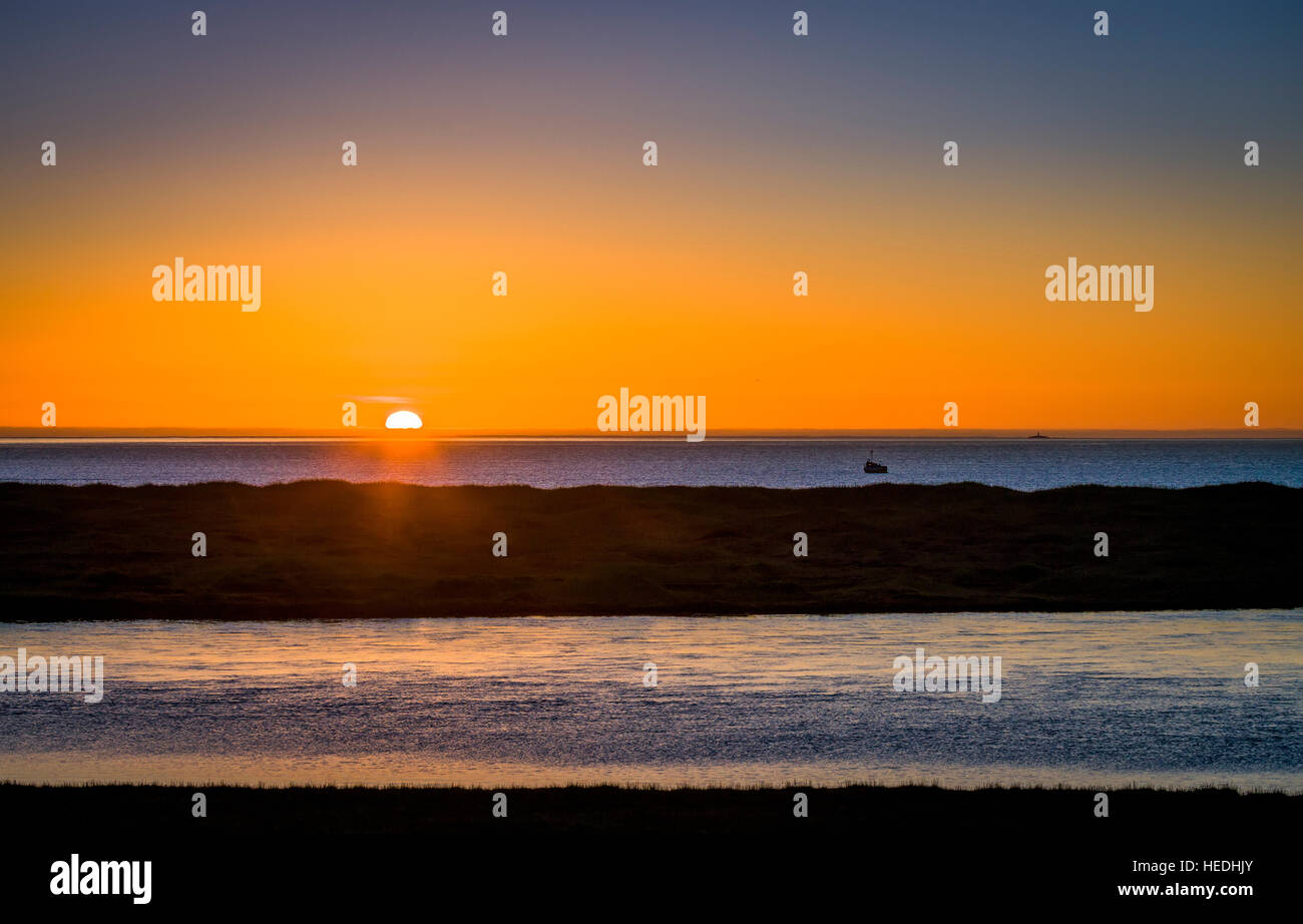 Tramonto sulla spiaggia Latrastrond, da Dalvik, Eyjafjordur, Nord Islanda Foto Stock