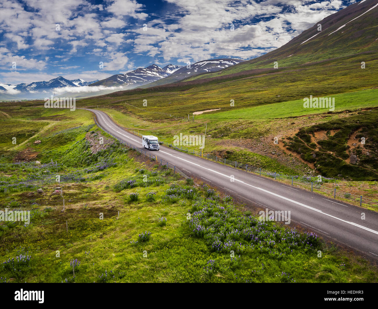 RV camper guida su strada, Eyjafjordur, Islanda. Questo le immagini riprese con un drone. Foto Stock