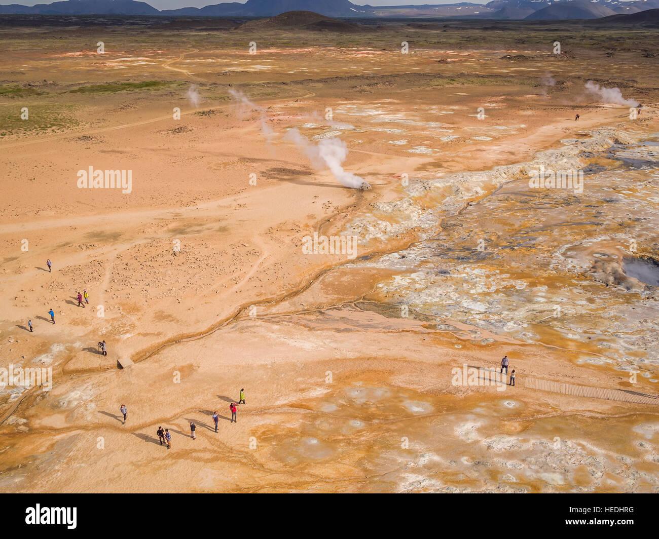 I turisti a Namaskard area geotermica nel nord dell'Islanda. Drone fotografia Foto Stock
