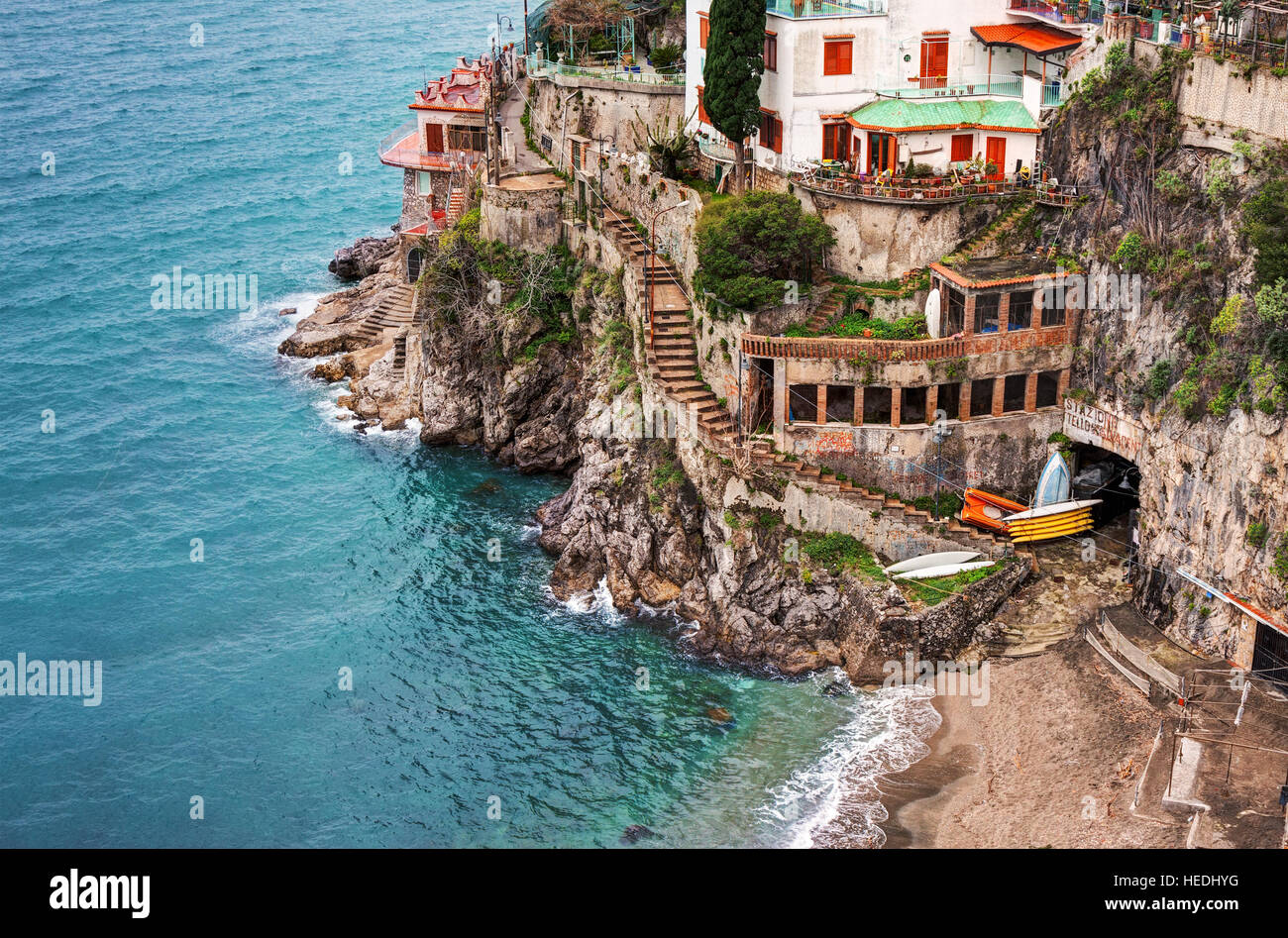 Vista aerea di una piccola spiaggia sulla costa di Amalfi, Italia Foto Stock